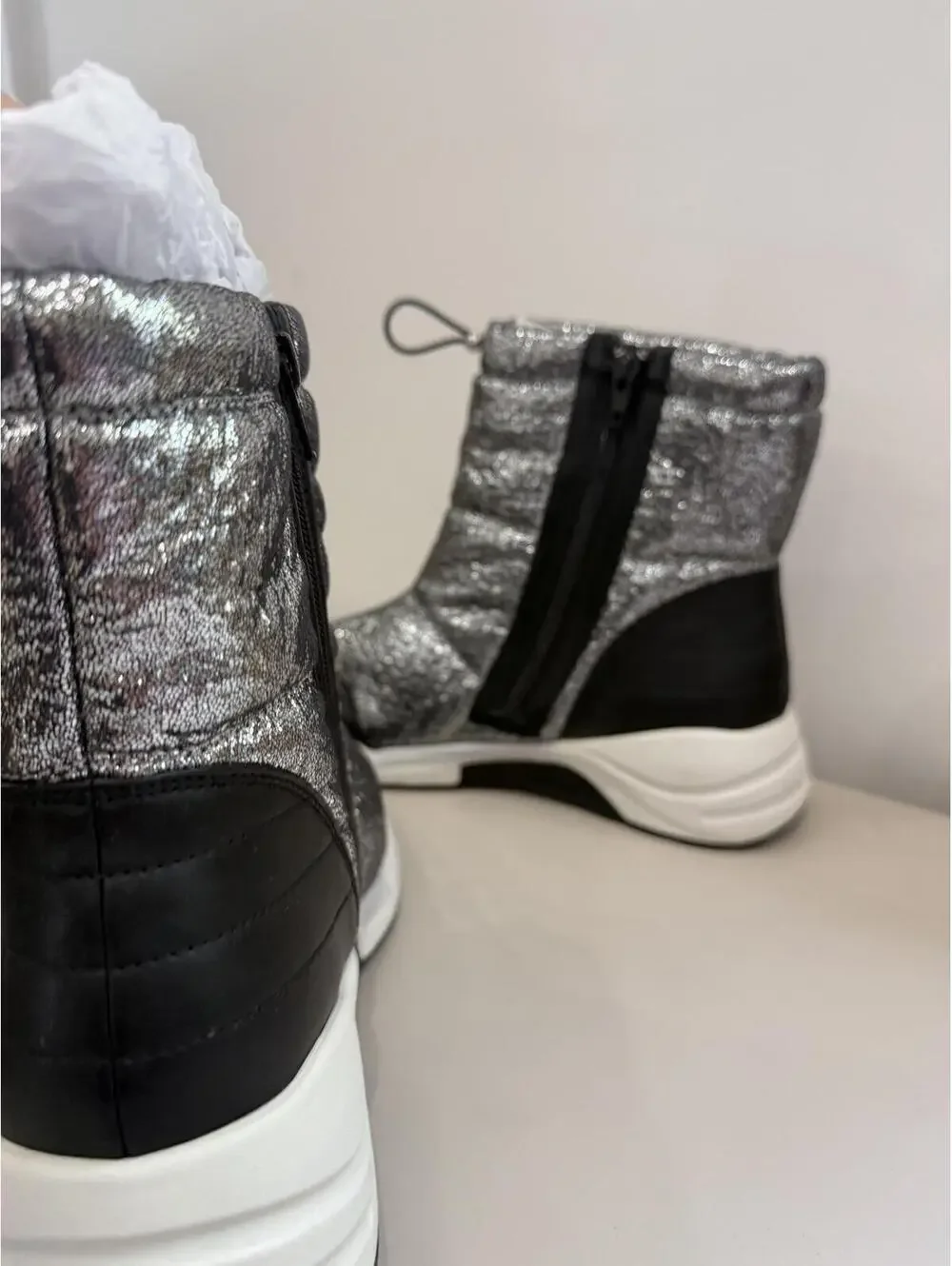 Paolo GILLIE-L Silver and Black Winter Boots Size 10 M